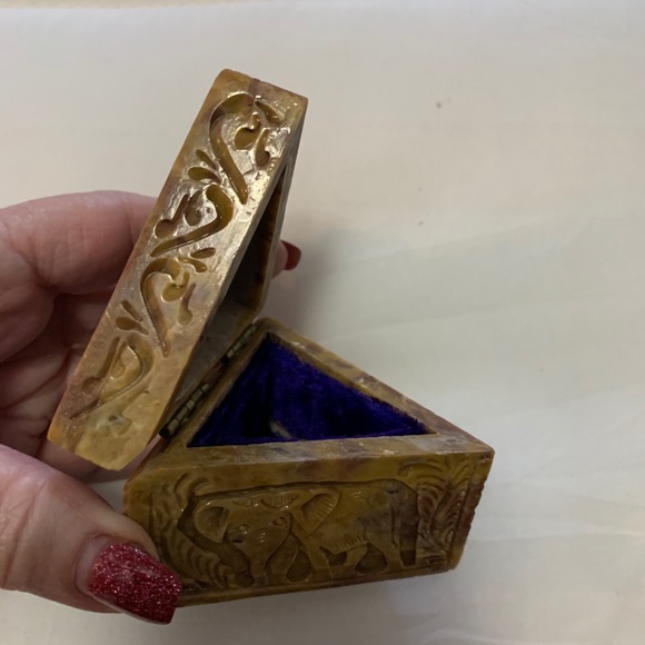 Carved in India - elephant trinket box - Picture 3 of 5